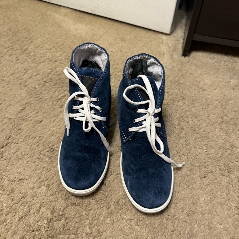 Platform Sneakers - Size 36 EU
Stylish and durable.